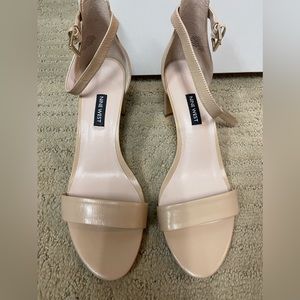 Like new! Only worn 2 times! Super cute and comfortable. Size 9.5.